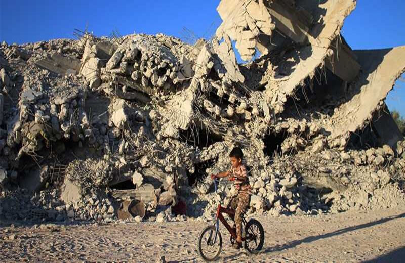 Detrás del futuro en el medio oriente están las ruinas del conflicto sirio que ha dejado 250.000 personas muertas y que ha provocado el desplazamiento de 4,5 millones de personas buscando refugio en otros países.