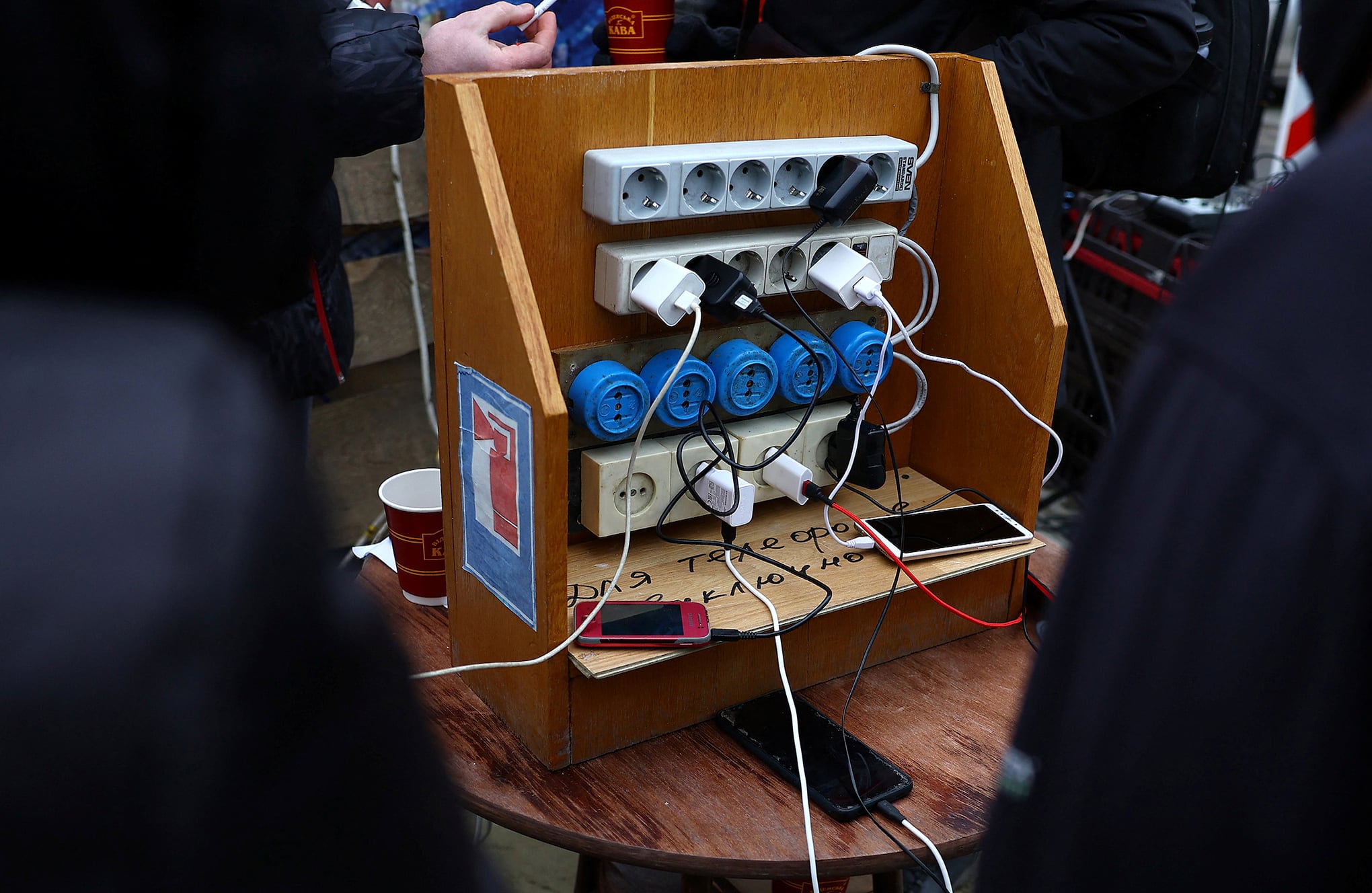 Sigue la salida de niños y mujeres de Ucrania.