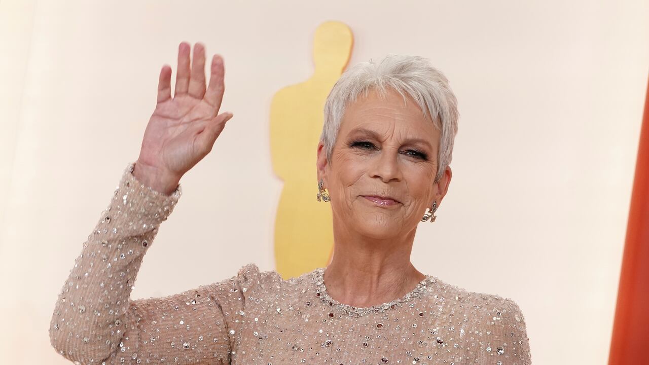 Jamie Lee Curtis se pronunció sobre lo ocurrido con Karol G y una portada de una revista - (Photo by Jordan Strauss/Invision/AP)
