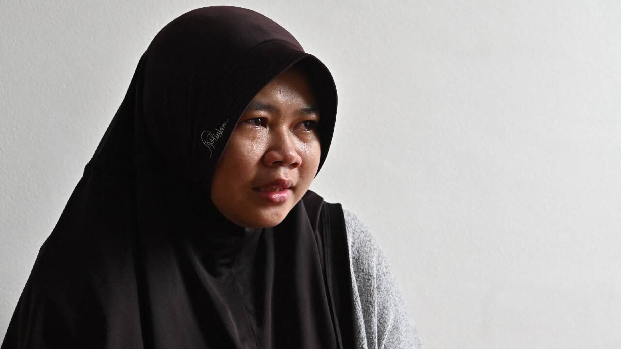 La mujer afirma que, incluso, fue obligada a estar en una jaula para perros.