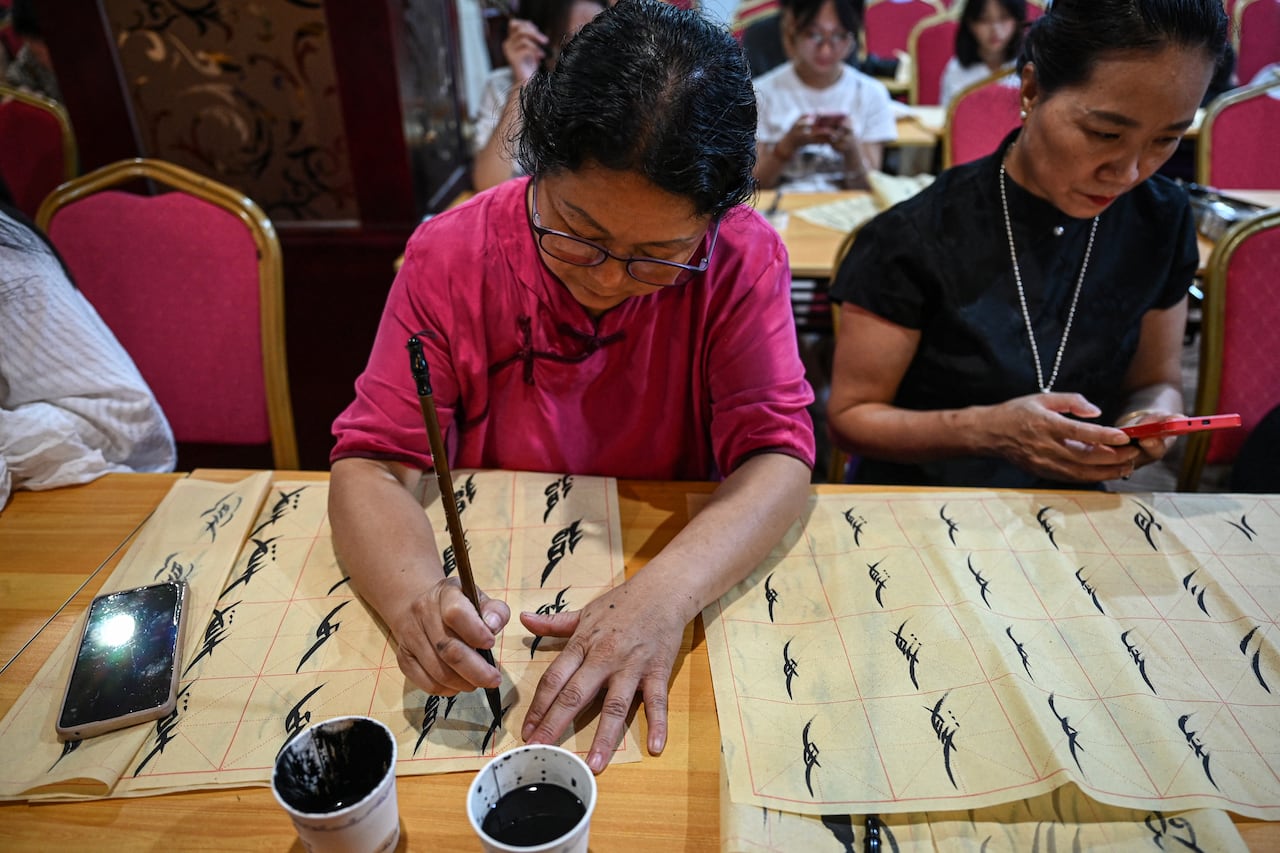 El Nushu, "escritura femenina", se creó hace unos 400 años, cuando las mujeres aún tenían prohibido asistir a la escuela. Aprendieron en secreto caracteres chinos y los adaptaron al Nushu, utilizando la escritura para comunicarse entre sí mediante cartas, canciones y bordados. Foto: Jade GAO / AFP
