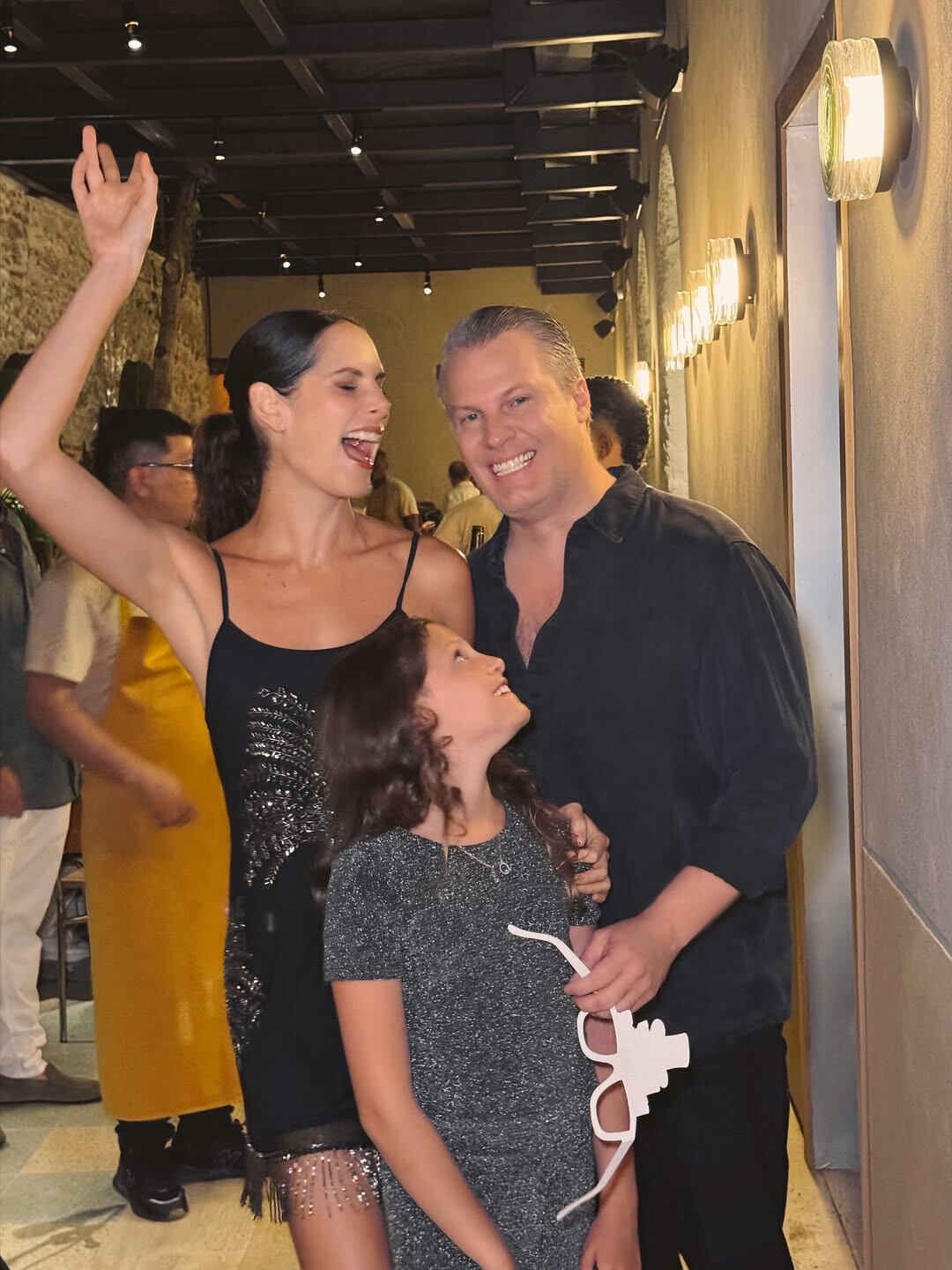 Maurizio Mancini con su esposa, la presentadora Julieta Piñeres, y su hija Olivia en El Curato, en las fiestas de diciembre pasado.