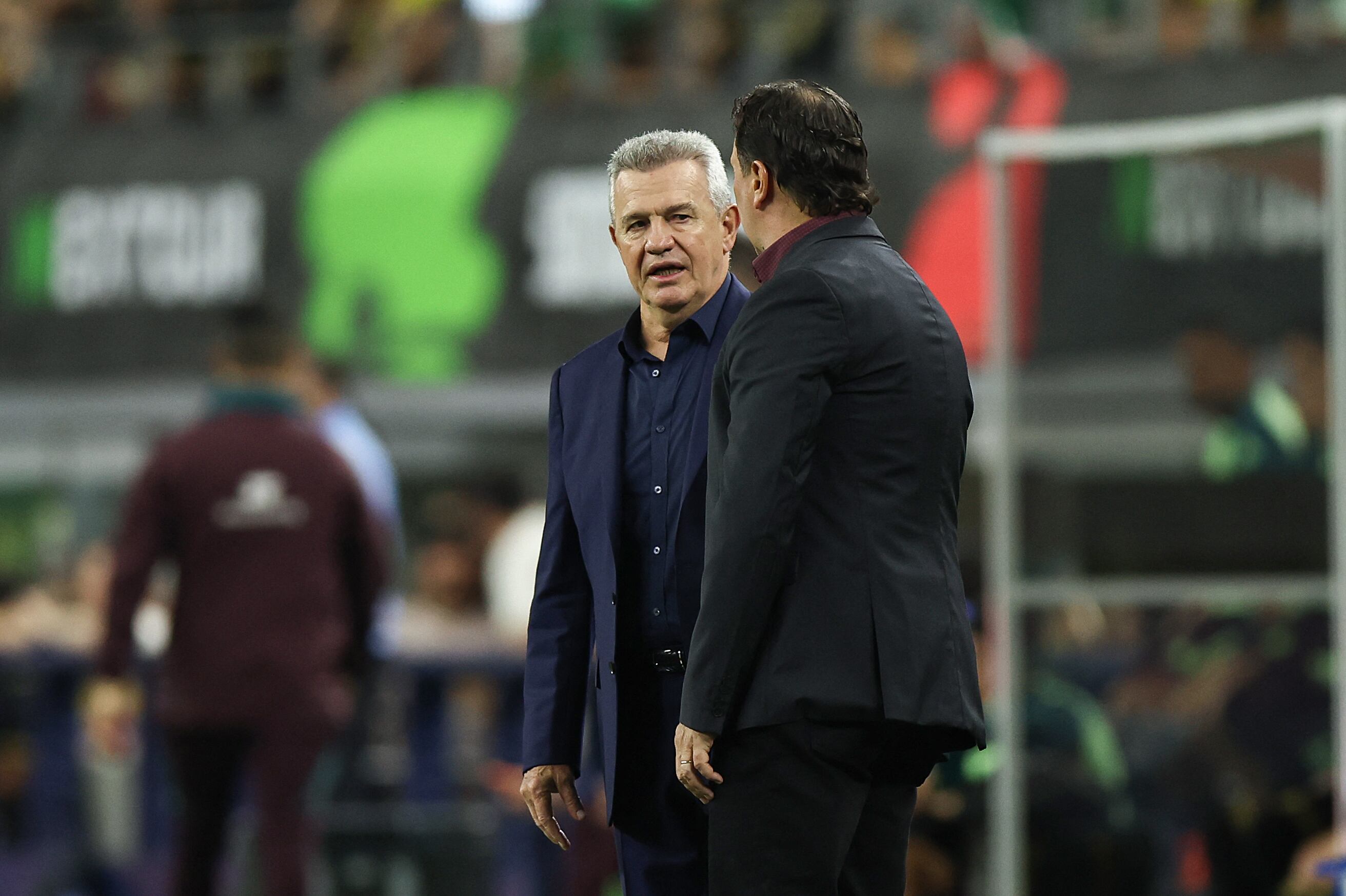 ARLINGTON, TEXAS - OCTOBER 11: Head coach of Mexico Javier Aguirre and head coach of Colombia Nestor Lorenzo talk during an international friendly match between Mexico and Colombia at AT&T Stadium on October 11, 2025 in Arlington, Texas.   Omar Vega/Getty Images/AFP (Photo by Omar Vega / GETTY IMAGES NORTH AMERICA / Getty Images via AFP)
