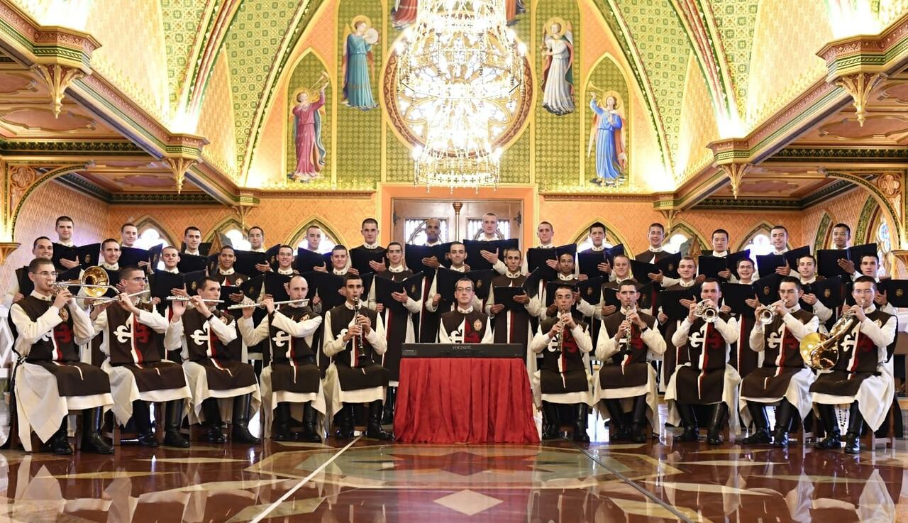Coro y Banda Sinfónica Internacional de los Caballeros de la Virgen