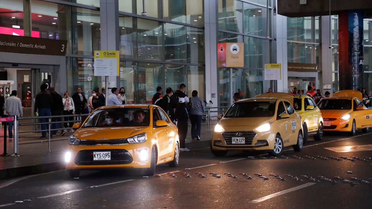 La Alcaldía autorizó el incremento para la tarifa de taxis en el Aeropuerto El Dorado de Bogotá
taxis
Foto Guillermo Torres Reina / Semana