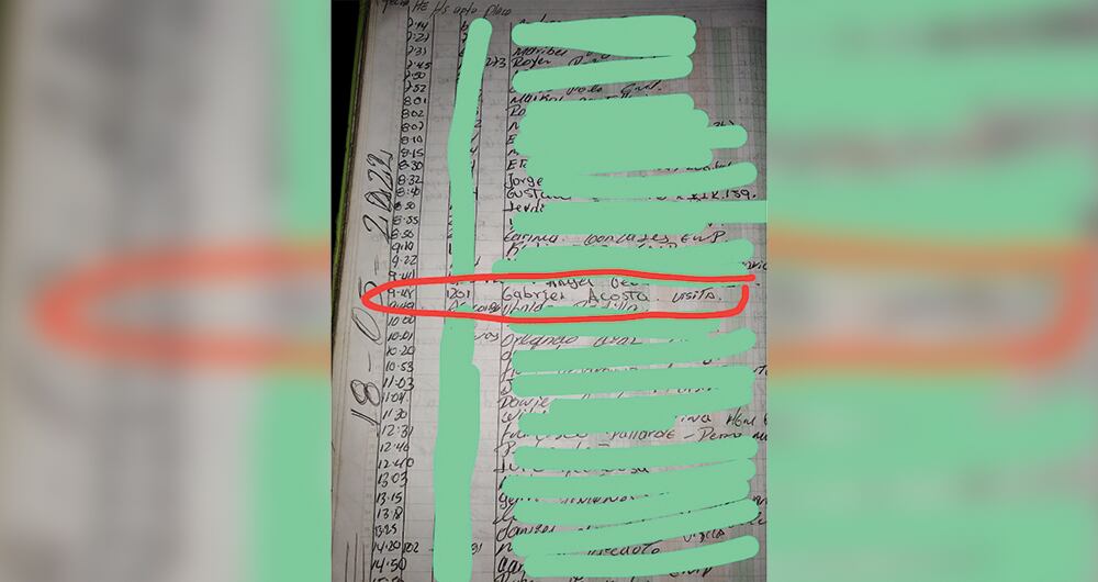  Esta es la minuta con la que se comprobaría el ingreso de Gabriel, hijo del Turco Hilsaca, al edificio en Barranquilla. Llama la atención que se habría identificado con su segundo apellido, que es Acosta.