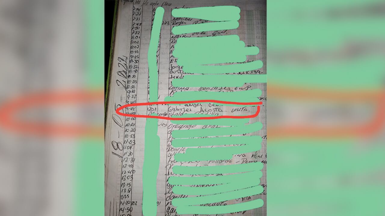 Esta es la minuta con la que se comprobaría el ingreso de Gabriel, hijo del Turco Hilsaca, al edificio en Barranquilla. Llama la atención que se habría identificado con su segundo apellido, que es Acosta.