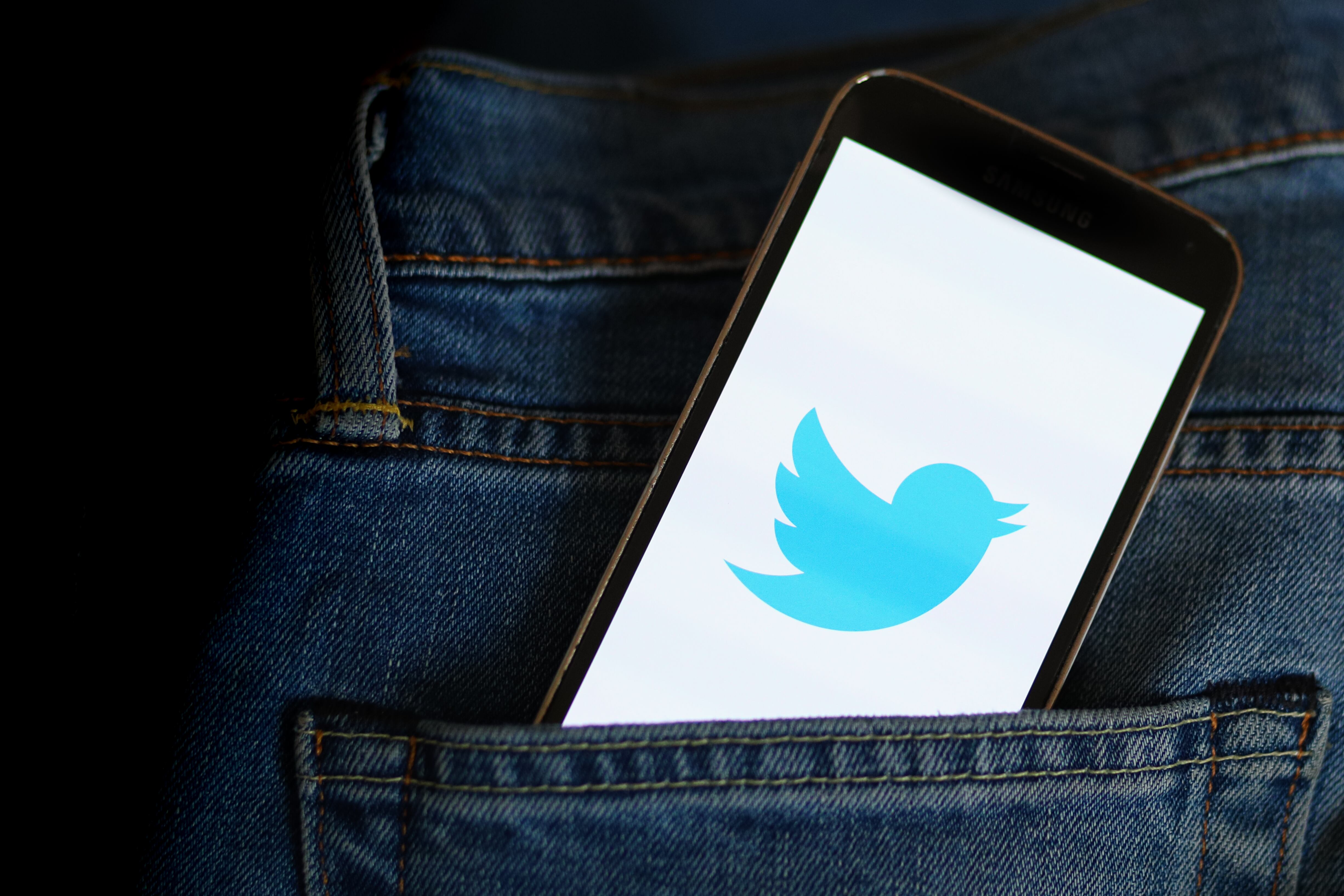 En esta ilustración fotográfica, se muestra un logotipo de Twitter en un teléfono inteligente.