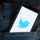 POLONIA - 2021/03/22: En esta ilustración fotográfica, se muestra un logotipo de Twitter en un teléfono inteligente. (Ilustración fotográfica de Filip Radwanski / SOPA Images / LightRocket a través de Getty Images)