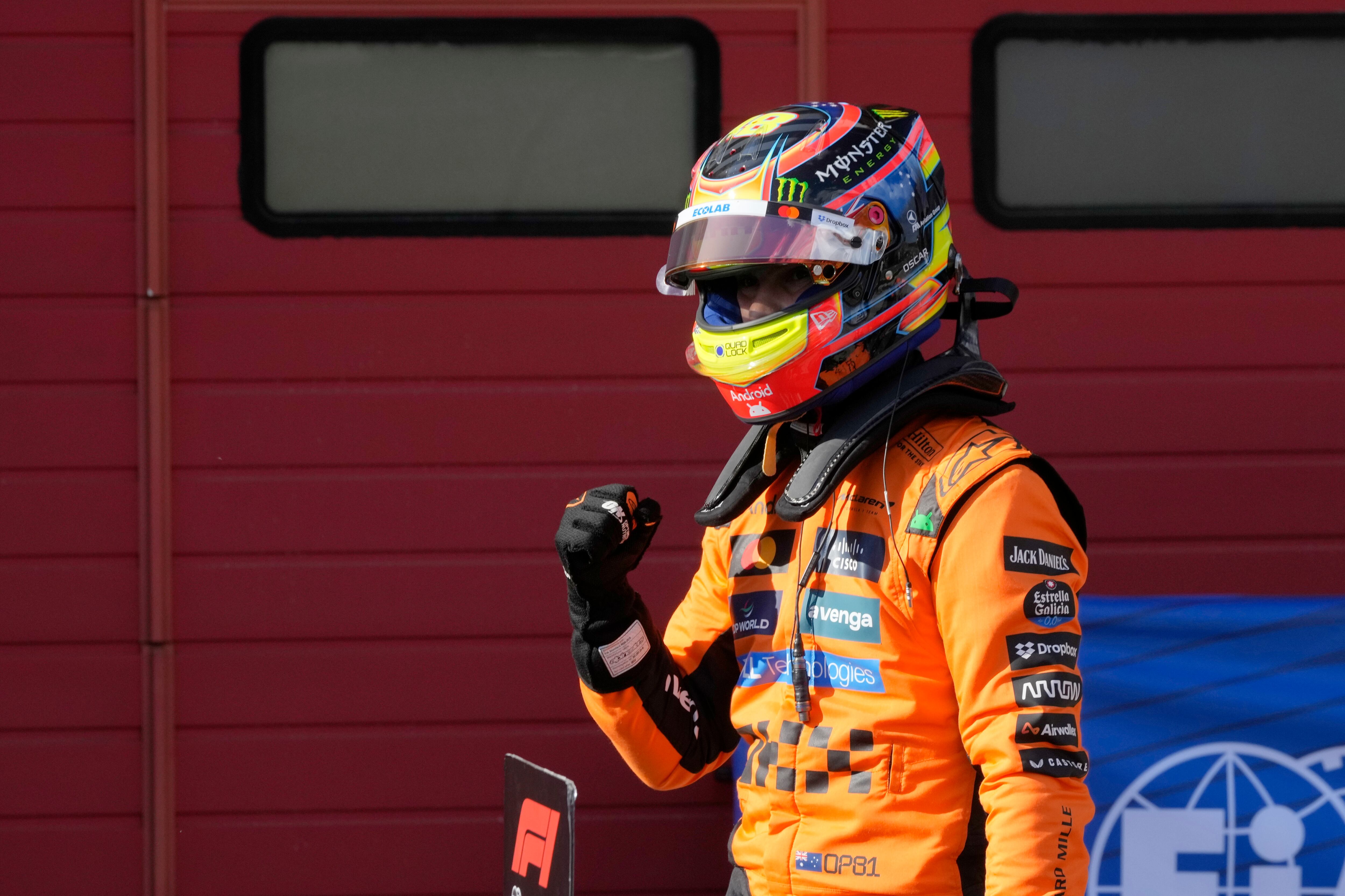 El piloto australiano Oscar Piastri de McLaren celebra al quedarse con la pole en la sesión de calificación del sábado 17 de mayo del 2025 al Gran Premio Emilia-Romaña. (AP Foto/Luca Bruno)