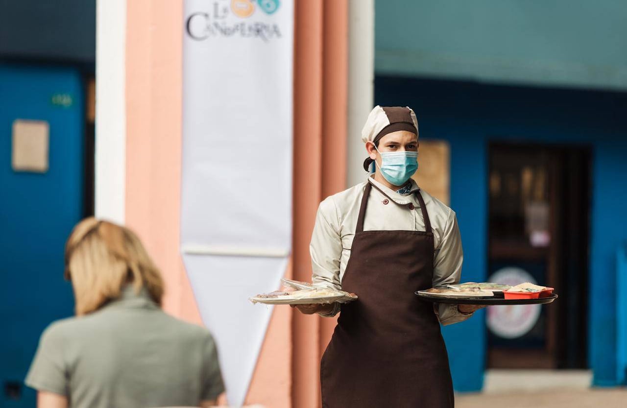 El sistema de pagos, las cartas y el sistema de reservas deberán ser totalmente digitales para reducir el contacto entre comensales y empleados de restaurantes y gastrobares. Foto: Karen Salamanca