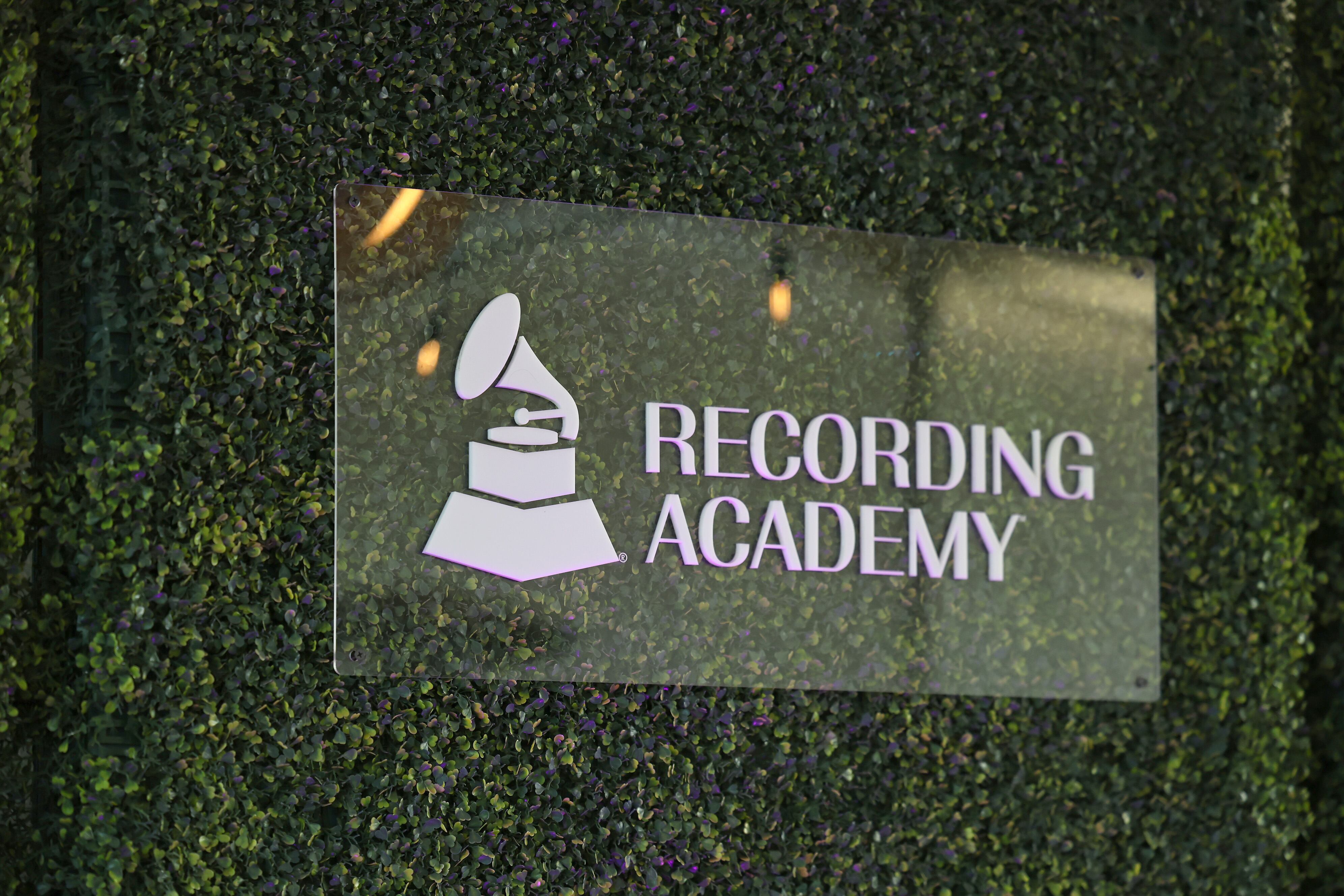 Integrantes de la Academia son los aencargados de analizar el trabajo de los artistas.