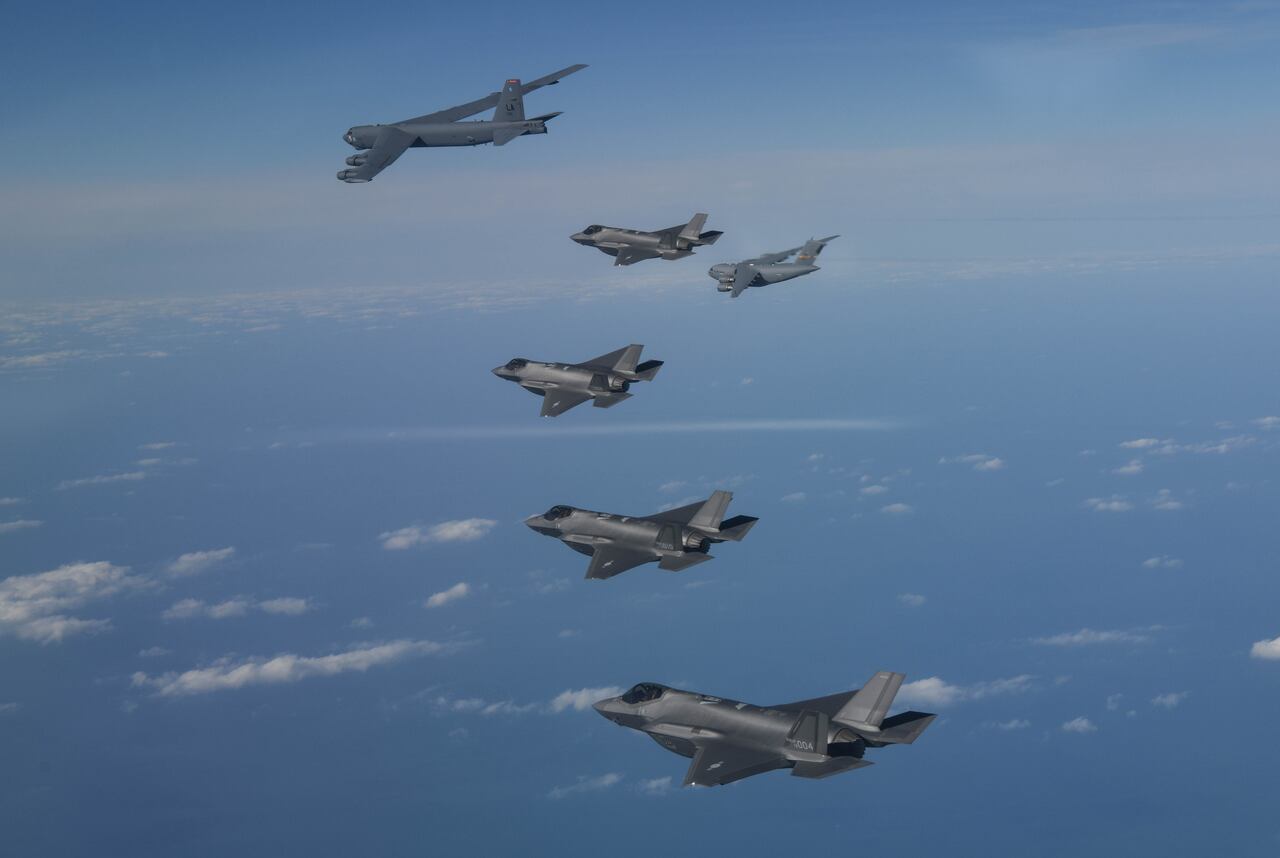 En esta imagen publicada por el Ministerio de Defensa de Corea del Sur, un bombardero estratégico B-52H de EE. UU., un C-17 y aviones de combate F-35 de la Fuerza Aérea de Corea del Sur vuelan sobre Corea del Sur durante el vuelo conjunto. simulacros el 20 de diciembre de 2022 en un lugar no revelado en Corea del Sur.