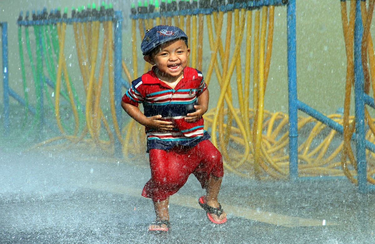 Un niño corre mientras le arrojan agua durante el festival de Thingyan, que celebra el año nuevo de acuerdo al calendario lunisolar, en Rangún, Birmania. (AP)