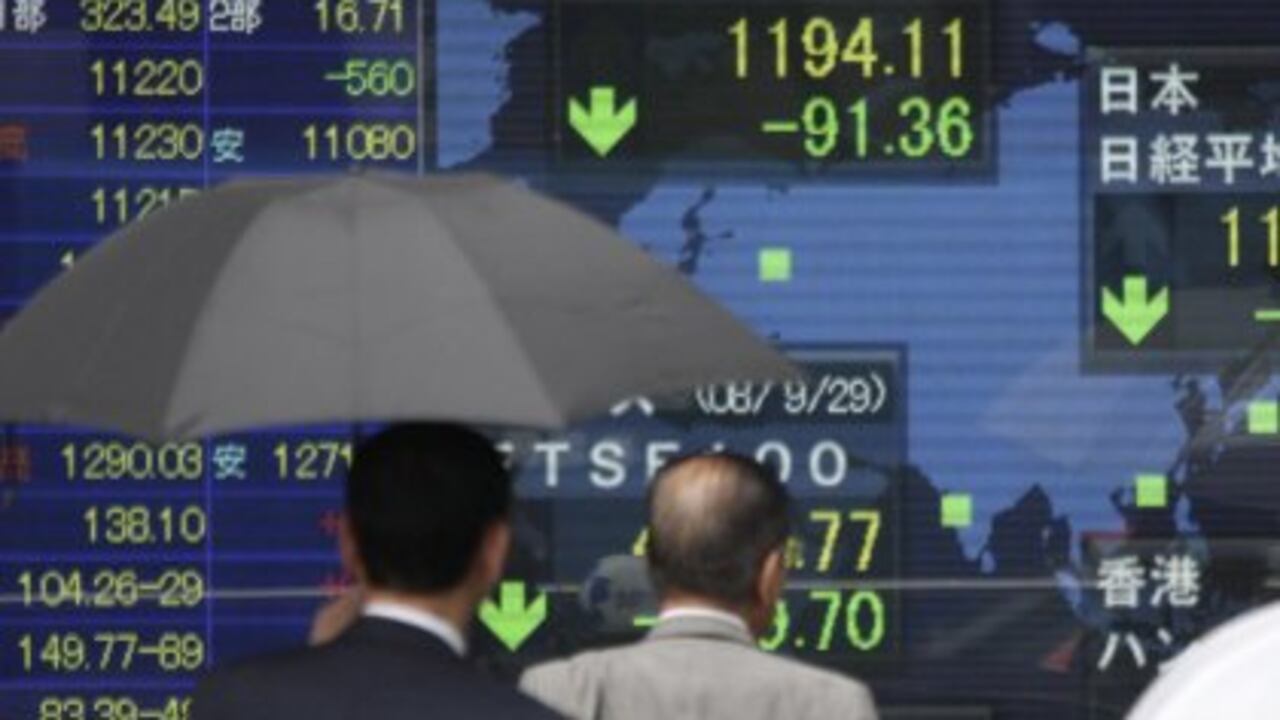 La tormenta financier no logró aplacarse con la aprobación del paquete de rescate financiero en los Estados Unidos. Las bolsas del mundo cerraron a la baja. (AP Photo/Koji Sasahara)