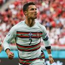 El delantero portugués Cristiano Ronaldo celebra tras anotar su segundo gol en la victoria 3-0 contra Hungría por la Euro 2020, el martes 15 de junio de 2021, en Budapest. (Bernadett Szabo/Pool vía AP)