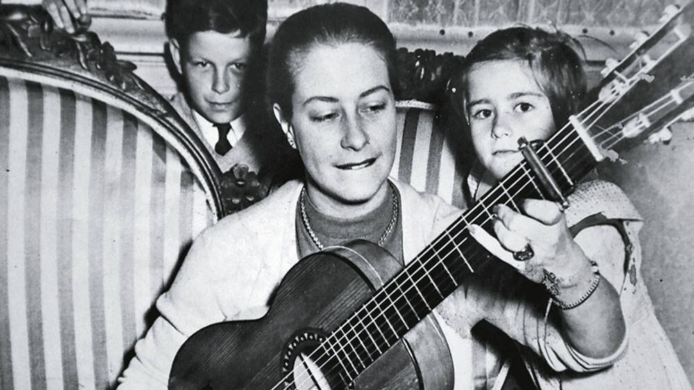 Chabuca Granda tiene una obra extensa y profunda que recoge el folclor y la poesía del Perú.