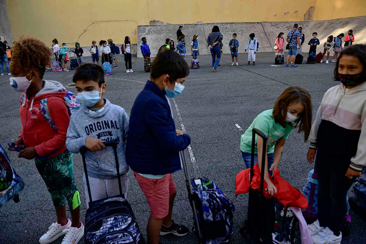 Unicef pide a los gobiernos recuperar la educación que se perdió durante el tiempo que estuvieron cerradas las escuelas a raíz de la pandemia del SARS-CoV-2. Foto: Álvaro Barrientos / AP  