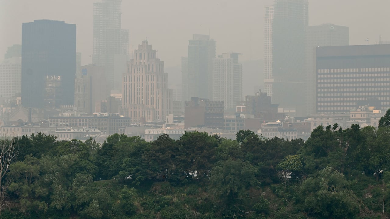 El horizonte de Montreal está oscurecido por una neblina de smog, el domingo 25 de junio de 2023, ya que una advertencia de smog está vigente para Montreal y varias regiones de la provincia debido a incendios forestales.
