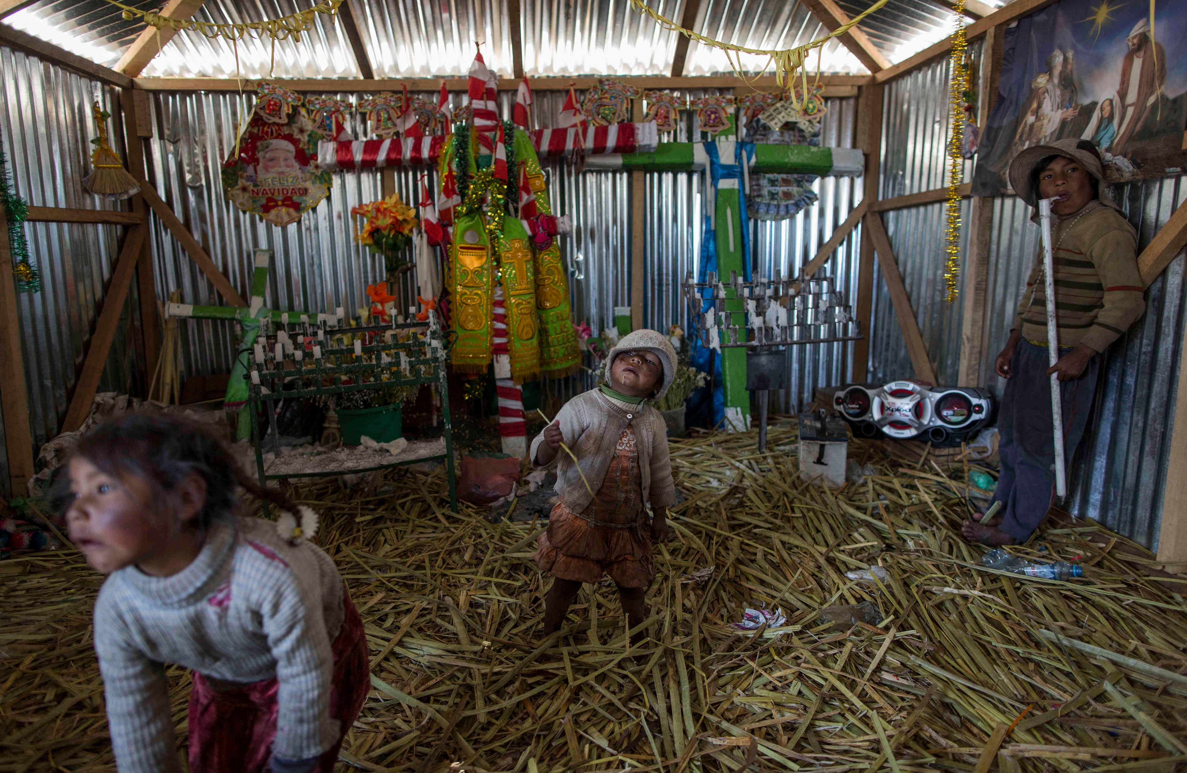 Niños juegan dentro de una iglesia en Kapi Cruz Grande, una comunidad a orillas del Lago Titicaca, en la región de Puno, Perú. Muchos de los que viven en la llanura de 4.000 metros que rodean el lago contaminado con niveles tóxicos de plomo y mercurio (AP Photo / Rodrigo Abd) 