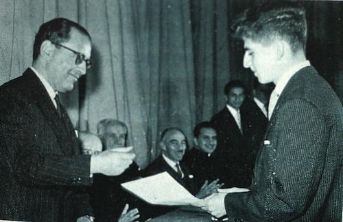 Luis Carlos Galán, en 1960,  recibiendo el diploma de bachiller. 