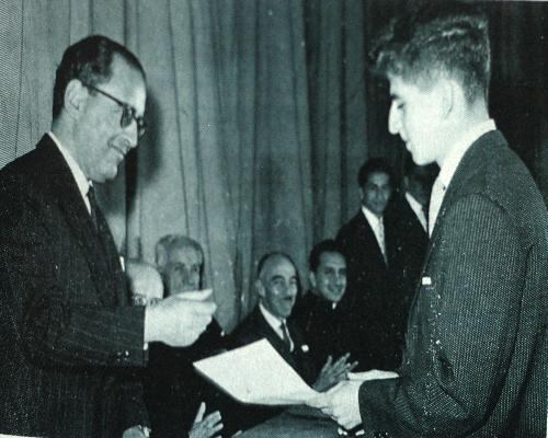 Luis Carlos Galán, en 1960,  recibiendo el diploma de bachiller. 