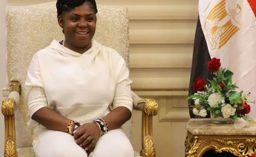 Vicepresidenta comenzó su visita a Egipto en sudadera, por lo que fue cuestionada.