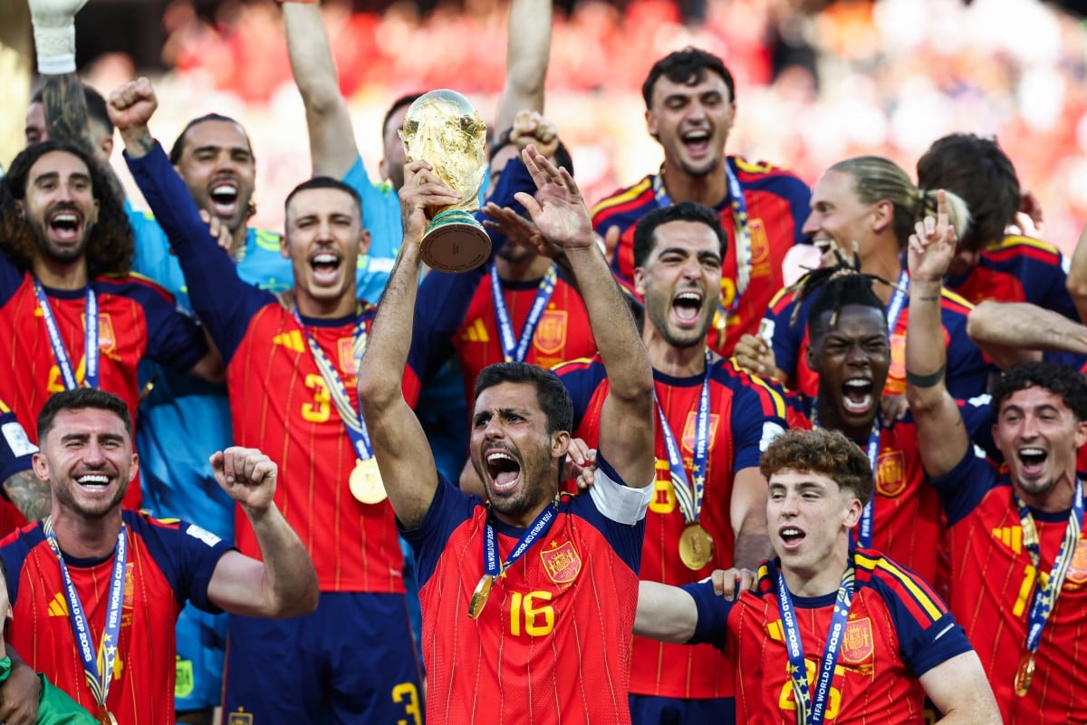 El centrocampista español Rodri levanta el trofeo junto a sus compañeros tras ganar la final del Mundial de fútbol de 2026.