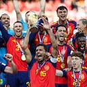 El centrocampista español Rodri levanta el trofeo junto a sus compañeros tras ganar la final del Mundial de fútbol de 2026.