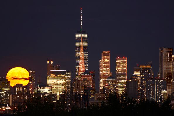 Una Superluna ocurre cuándo la órbita de la Luna llena está más cerca a la Tierra, de tal manera que cuando esta aparece, luce más brillante y grande que una Luna llena normal, lo que la convierte en Superluna.