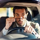 La costosa multa que le cobrarán por manejar su carro sin gafas o lentes de contacto
