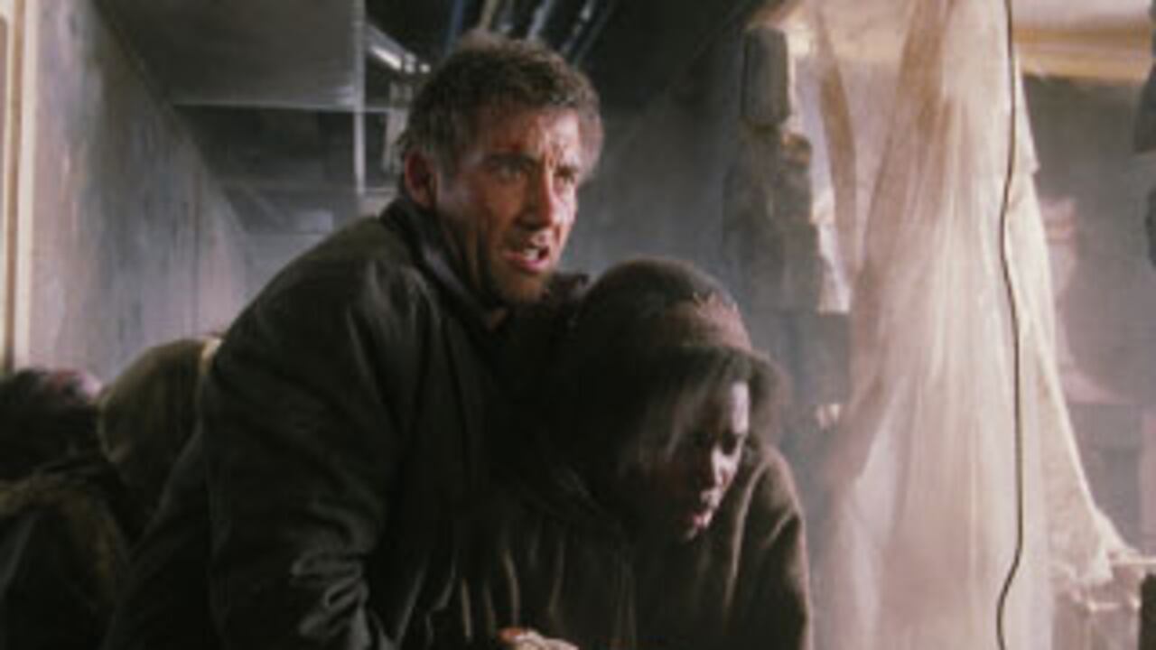 Theo Faron (Clive Owen) trata de sobrevivir al apocalíptico Londres de 2027