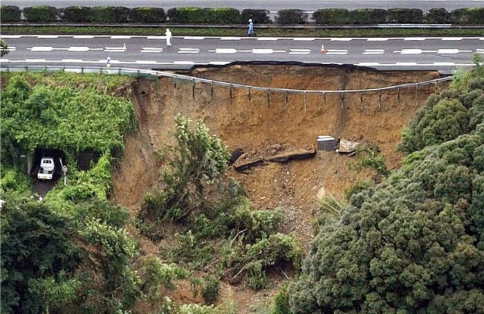 Algunas vías en Makinohara, al oeste de Tokio también se afectaron con el fuerte terremoto. 