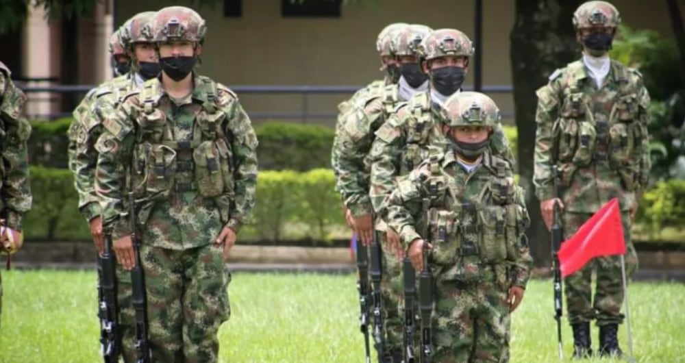 Soldado Óscar Jaime Henao Ruíz, integrante del Ejército Nacional con la estatura más baja.