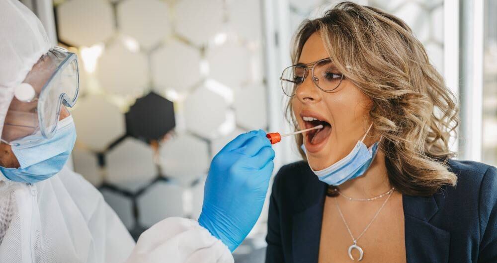 Prueba de covid-19. "La Asociación de Transporte Aéreo Internacional (IATA) sugiere que se implementen pruebas rápidas para el diagnóstico de covid-19 antes de abordar un vuelo", explicó Despegar. Foto: Getty