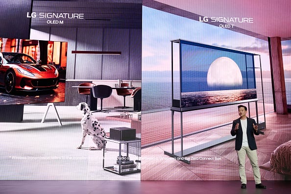 El primer televisor de 130 pulgadas con el que la TV intenta competir con los celulares, 100 años después.