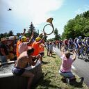 Los espectadores animan desde una piscina inflable instalada a lo largo de la carretera mientras el grupo de ciclistas pasa en bicicleta durante la séptima etapa de la 110ª edición de la carrera ciclista del Tour de Francia, 170 km entre Mont-de-Marsan y Burdeos, en el suroeste de Francia, el 7 de julio de 2023. (Foto de Anne-Christine POUJOULAT / AFP)