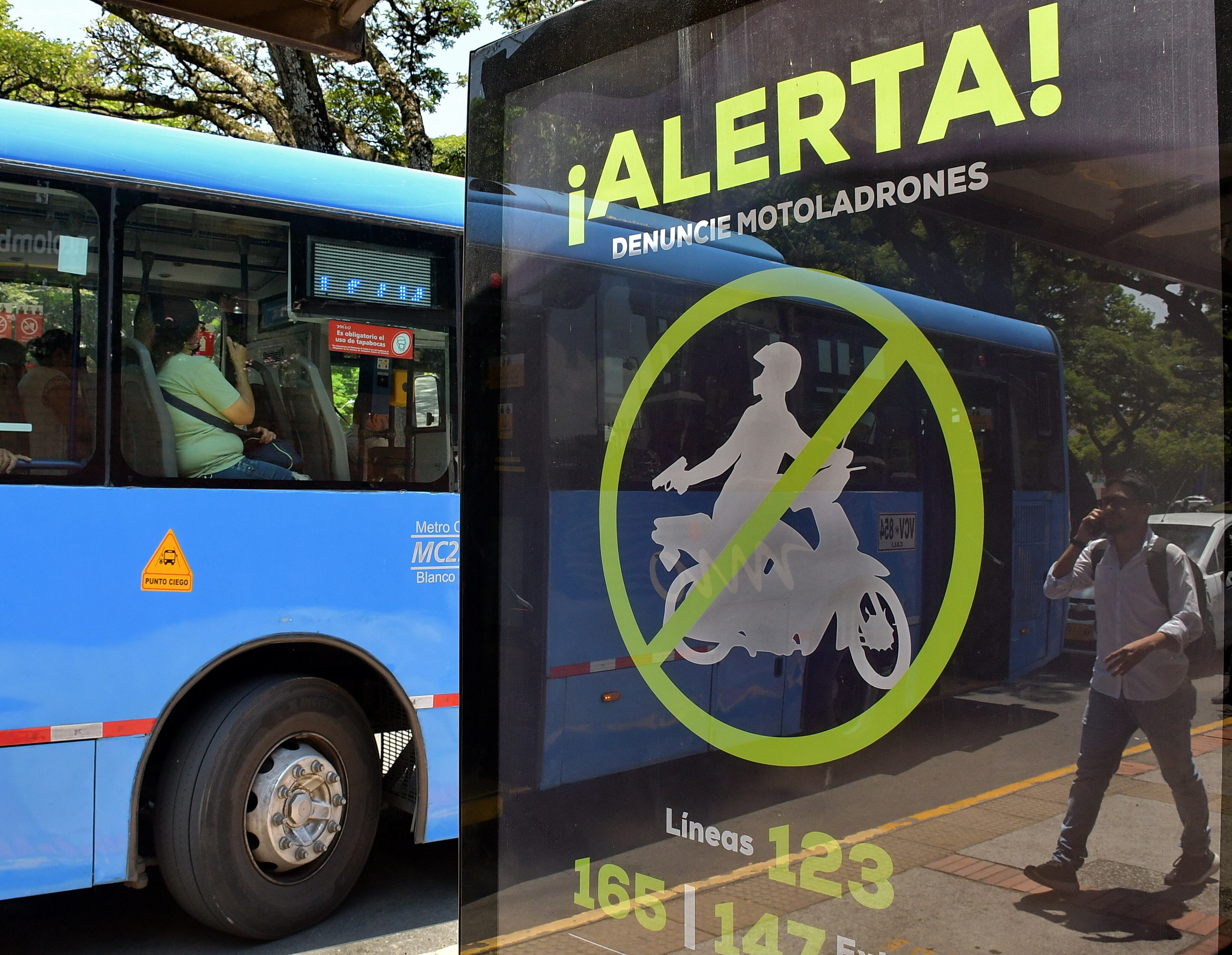 Las autoridades de Cali Hacen el lanzamiento del PLAN NEON.
Esto con el  propósito de que los ciudadanos denuncien cualquier irregularidad que sea sospechosa, como es el de dos hombres en moto , placas levantadas y así poder combatir los hurtos en Cali. Fotos Raúl Palacios / El País / 2 de Agosto del 2023 Cali.