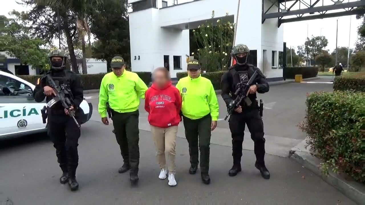 Momento de la captura de una supuesta testaferro de alias El Loco Barrera.