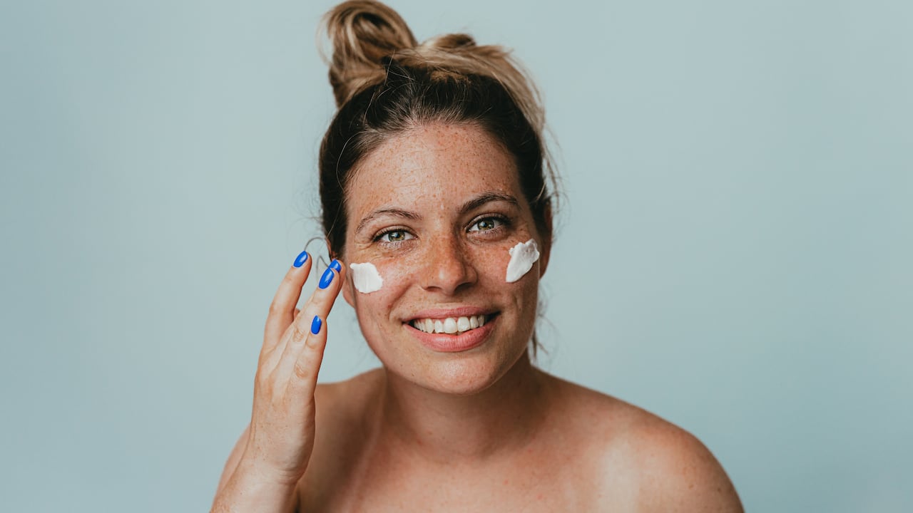 La piel del rostro es una de las más expuestas al ambiente. Foto: Getty Images.