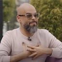 Carlos Vargas es uno de los presentadores más famosos de 'La Red' del Canal Caracol. Fotograma |minuto 13:42 canal de Youtube 'Desnúdate con Eva'.