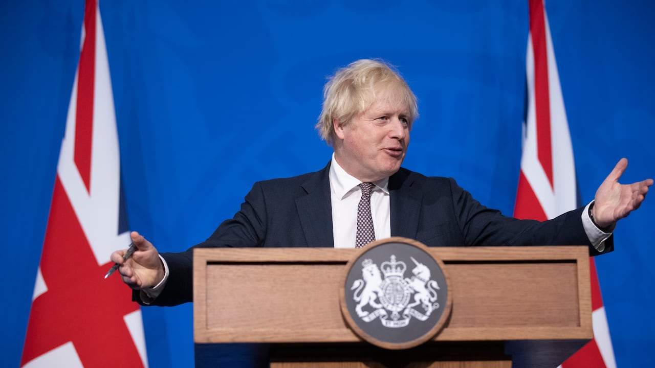 El nuevo paquete de ayudas, que incluye los 350 millones de euros (300 millones de libras), que el primer ministro británico prometió a Zelenski a principios de esta semana, incluye sistemas de radar antibatería para apuntar a la artillería rusa.