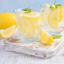 El agua de limón ayuda a fortalecer el sistema inmune.