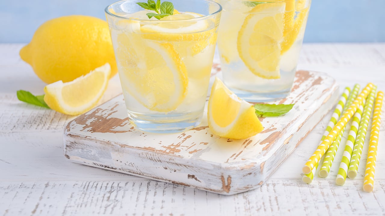 El agua de limón es saludable para el organismo.