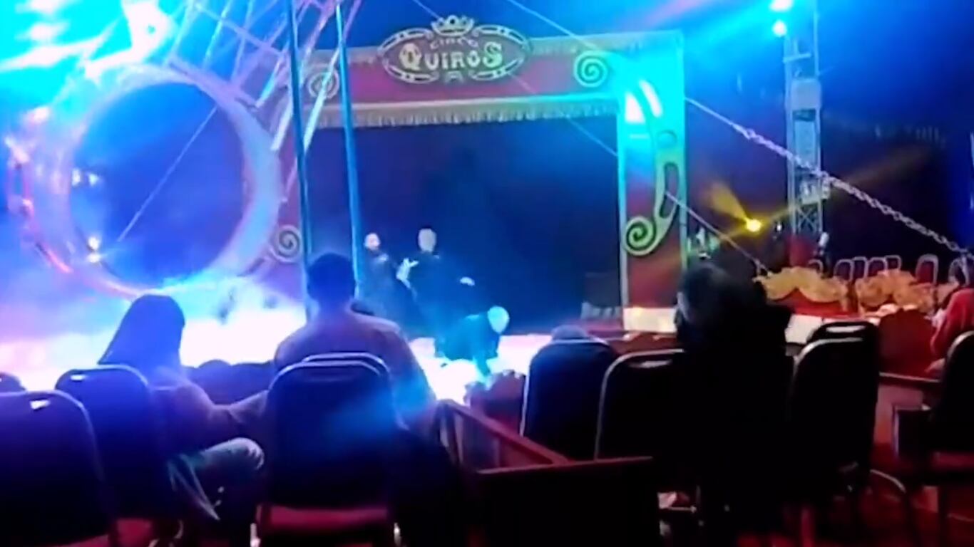 Compañeros del circo, auxilian al trapecista accidentado.