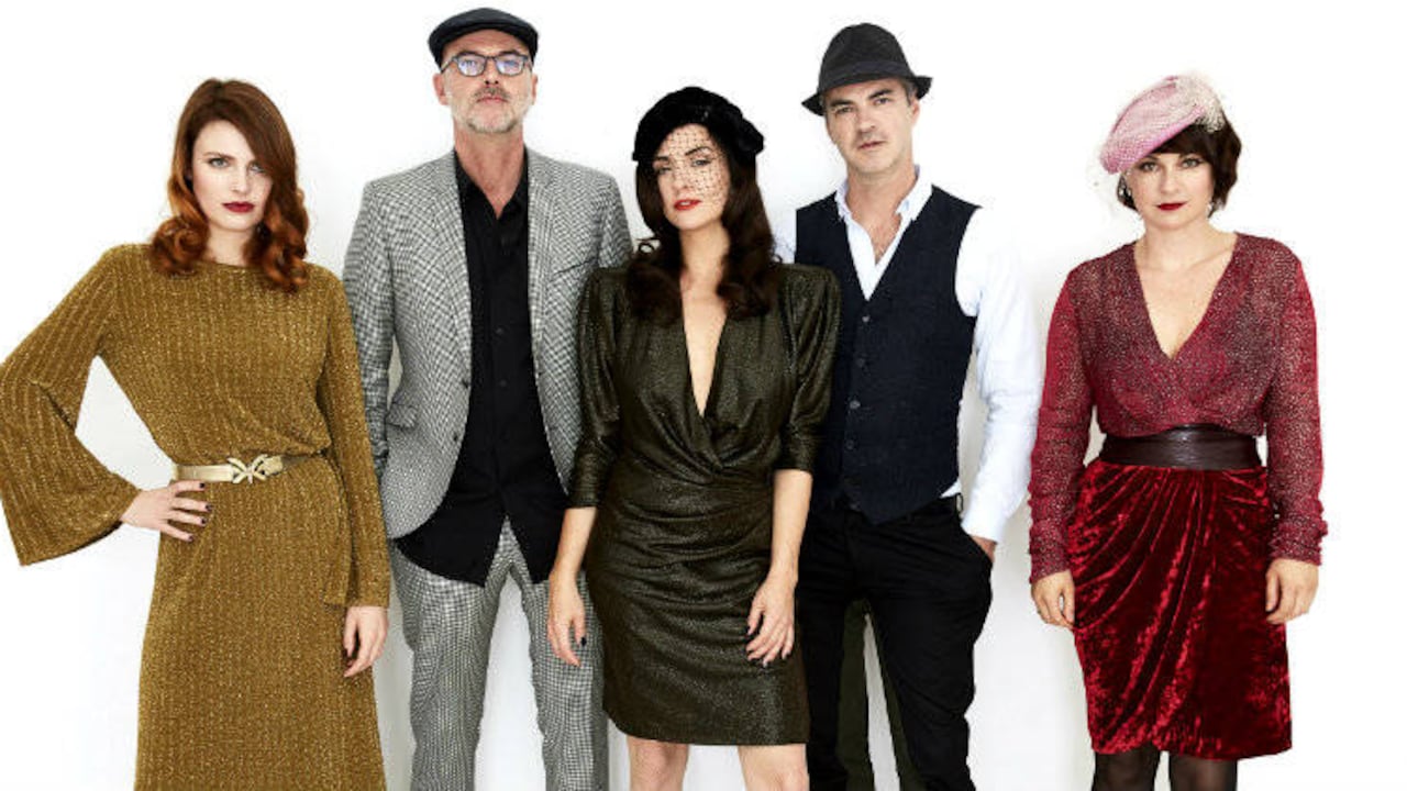 El grupo lleva más de 10 años haciendo versiones en bossa nova de clásicos como 'Love Will Tear Us Apart'.