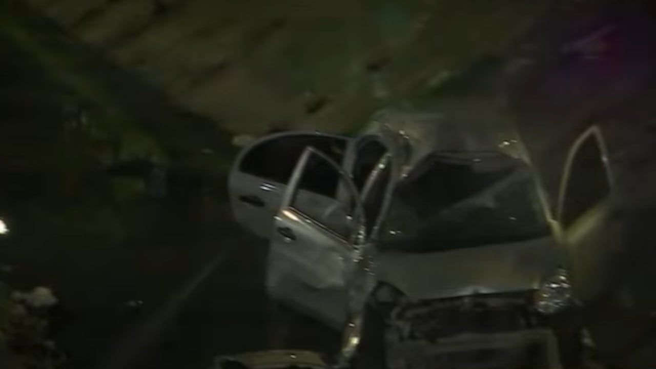 En carro que terminó en un caño del barrio Galán.