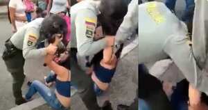 La ciudadana y la uniformada estuvieron algunos minutos agarradas del cabello de la otra. Foto: Captura de pantalla Youtube: La Crónica del Quindío.