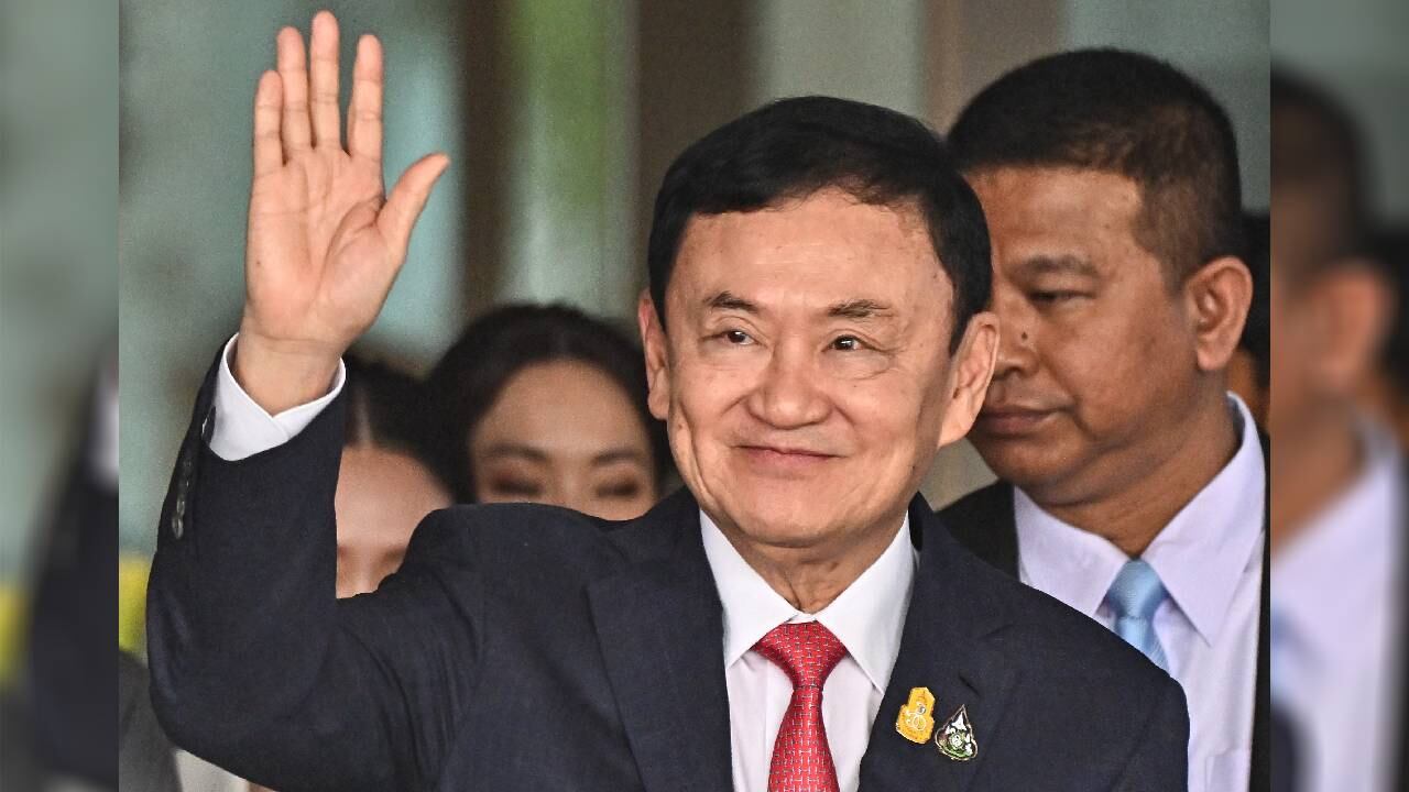 El exprimer ministro tailandés saluda a sus seguidores, después de aterrizar en el aeropuerto Don Mueang de Bangkok el 22 de agosto de 2023.