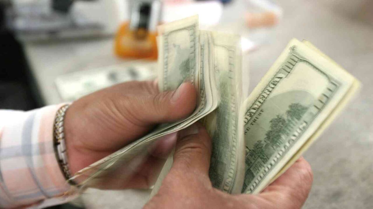 El levantamiento del confinamiento paulatino también ha hecho que el dólar se modere.